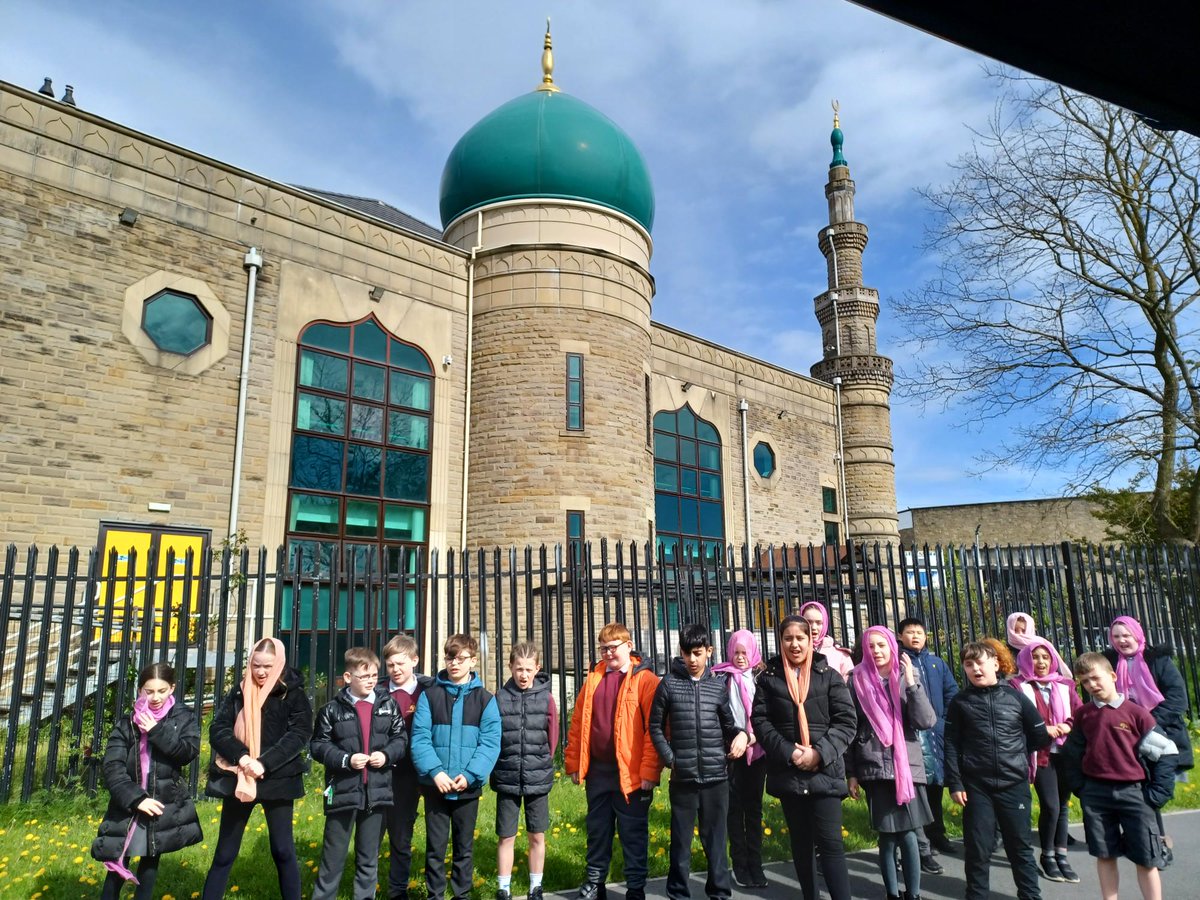 A great Mosque visit with @WoodsideAcademy. Learning about the special features of the Mosque with Fatima. She shared important facts and importance of why Muslims pray and how Muslims feel. The children were fantastic and respectful at all times.
#Peace #Connected #Safe