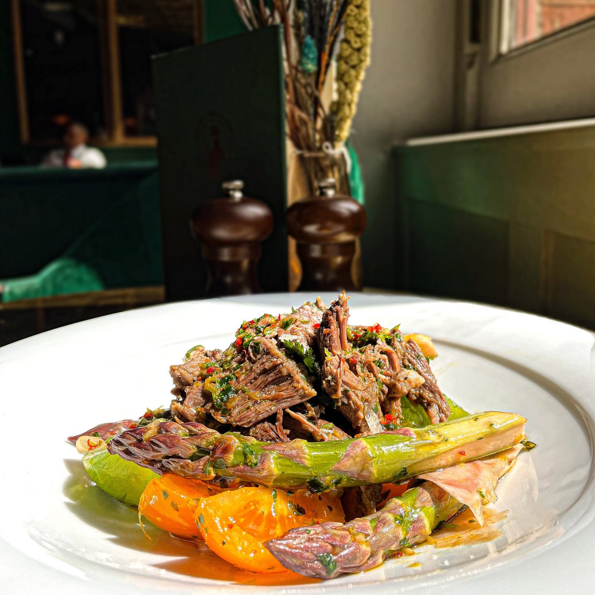 We can’t get enough of this Pulled Spring Lamb Shoulder Salad with Nutbourne Tomatoes, Pickled Asparagus, and Couscous! 🥗 You have to try it to believe it 😋

#youngspubs #youngspublife #youngspubspeople #special #londonpub #londonpubs #londonrestaurants #salad