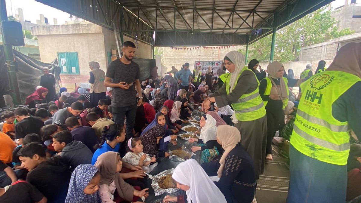 🇵🇸 Gazze’nin kuzeyinde, okullara sığınan çocuklara ve ailelere sıcak yemek ulaştırmaya devam ediyoruz. Siz de yemek ikramında bulunabilirsiniz; 📨 FİLİSTİN yazıp 3072'ye SMS göndererek 30 TL yardımda bulunabilirsiniz. 🌐 Online bağış: ihh.org.tr/bagis/filistin… İnsan Hak ve…