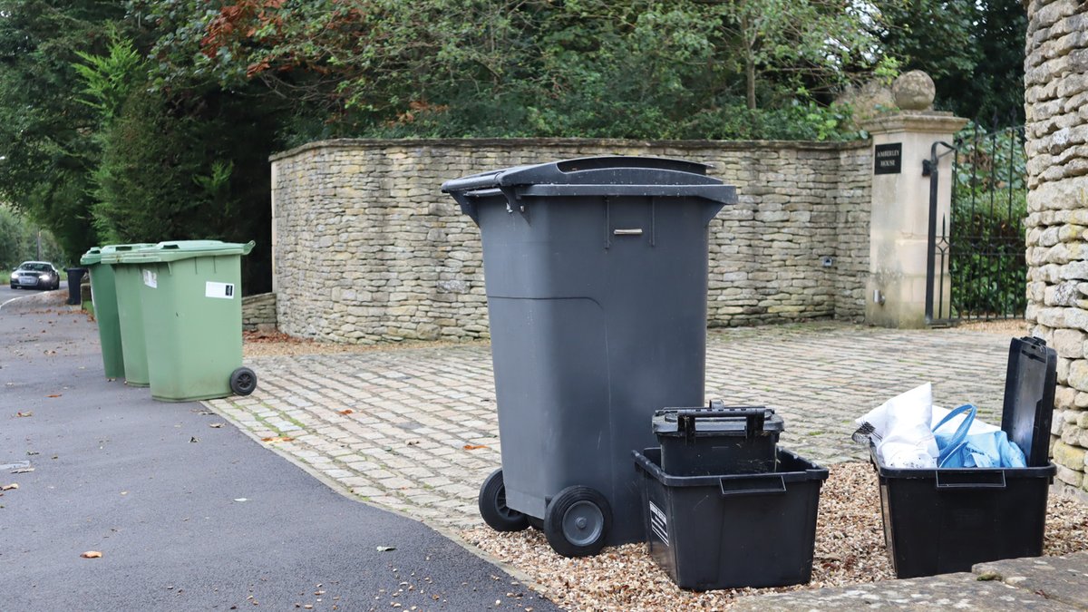 📅 We're reminding residents that waste collections will take place as normal on both the early and late May bank holidays, so please have your containers out ready for 7am on your usual day. Check your collection day here: cotswold.gov.uk/binday