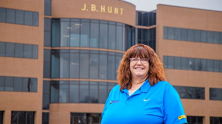 With two million accident-free miles behind her, Jodi West, a long-time driver for @JBHuntDrivers has been named a @WomenInTrucking Driver of the Year.
loom.ly/o7GYU4U