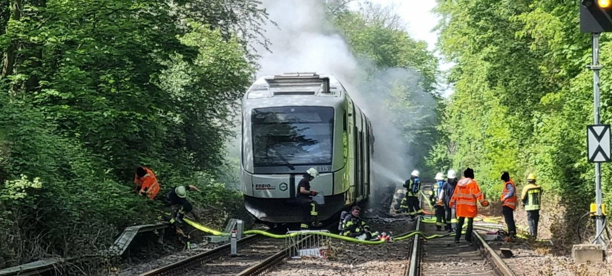 Heißes Fahrzeug 🔥 Zum Glück wurde niemand verletzt... rp-online.de/nrw/staedte/er…