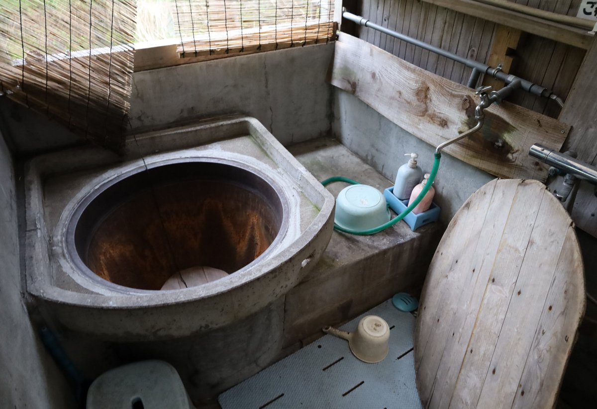 本日の宿に着いて案内されたのは、まさかの五右衛門風呂…！！新聞紙と