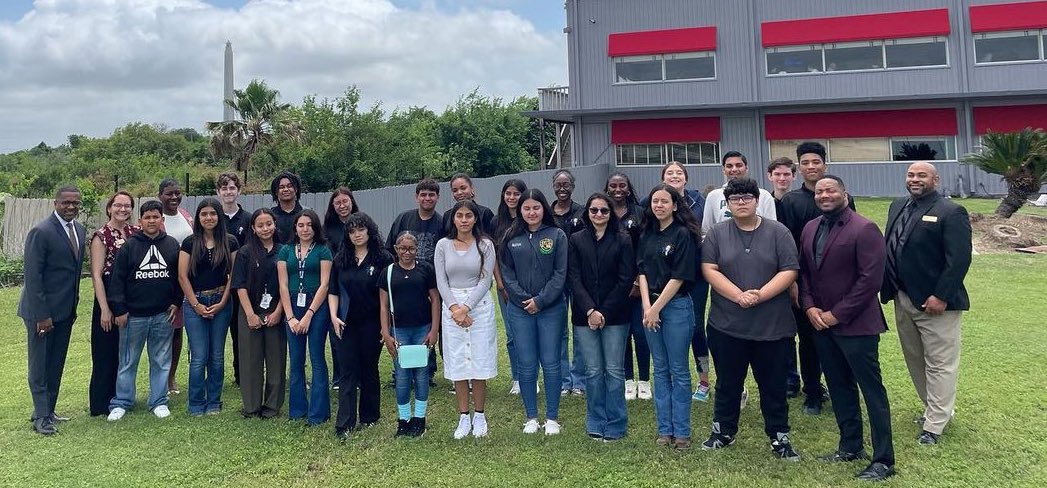 LeBlanc_LaKeish's tweet photo. Wrapped up an incredible session with students from The Voice, and my heart is full. Our conversation centered around celebrating wins and tackling challenges. Excited to dive into our action items and see their projects flourish! #empowered2thrive https://t.co/gUswBi680K