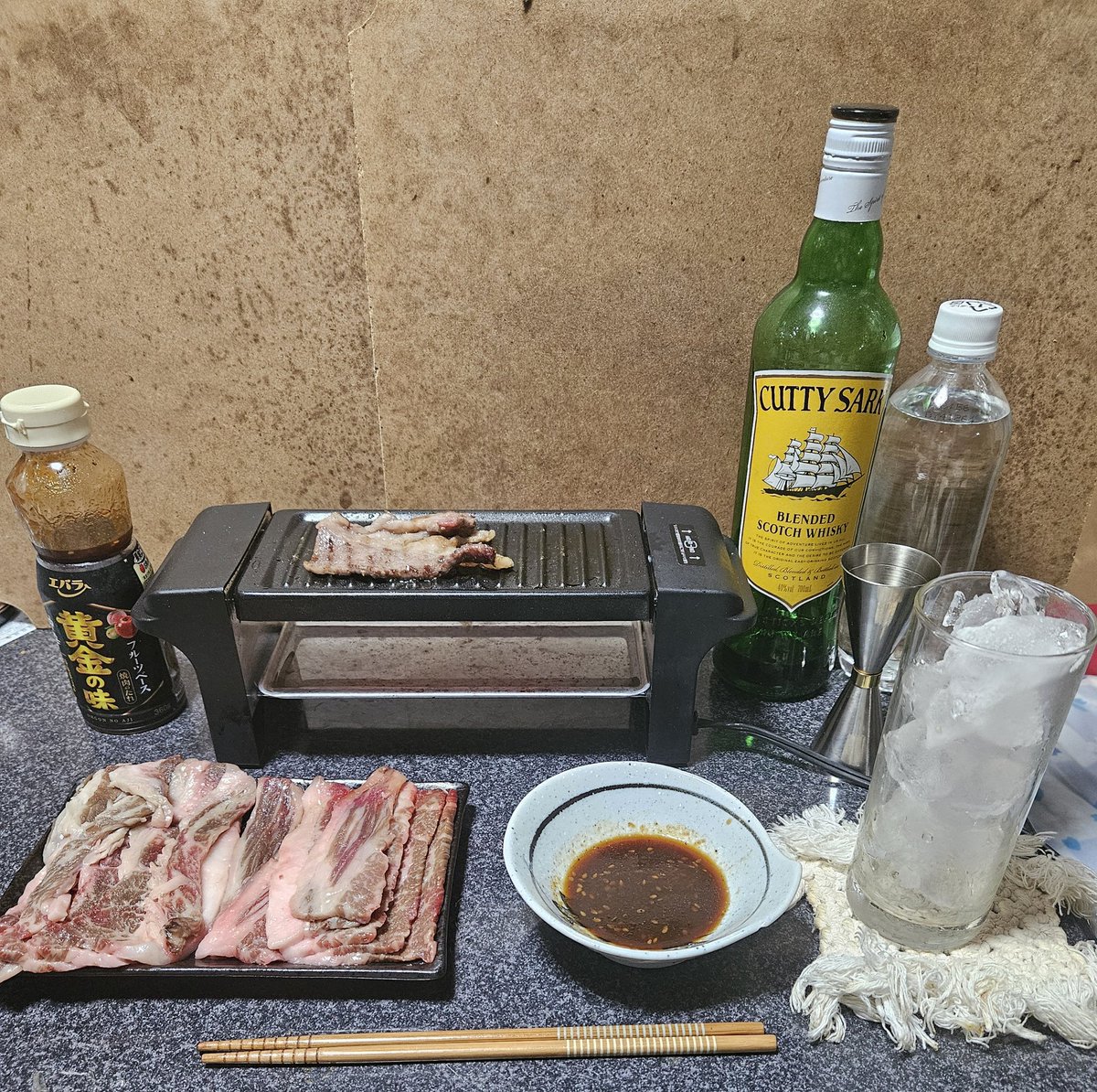 今夜のウイスキーは、
『カティーサーク』
ハイボールで、
🥤🥤🥤😧👌

夕食は、
「焼き肉」
お肉専門店でカルビを買ったが、
脂身が60パーセント🤔

若い頃は、好んで食べたが
もうこの歳では…………😮‍💨
脂身より霜降り
白色は、これに限る
(　˙▿˙　)☝