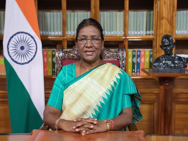 President Droupadi Murmu will visit Ayodhya (Uttar Pradesh) tomorrow (May 1, 2024).
 
During her stay in Ayodhya, the President will have darshan and aarti at Shri Hanuman Garhi Temple, Shri Ram Temple, and Kuber Teela. She will also do the Saryu pujan and aarti. 

(File photo)