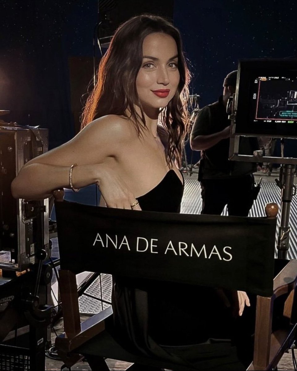 Ana De Armas sur le tournage de la publicité pour Estee Lauder. ✨
Image dévoilée à l'occasion de l'anniversaire d'Ana, par le réalisateur, Jean-Claude Thibaut via sa story IG 💞