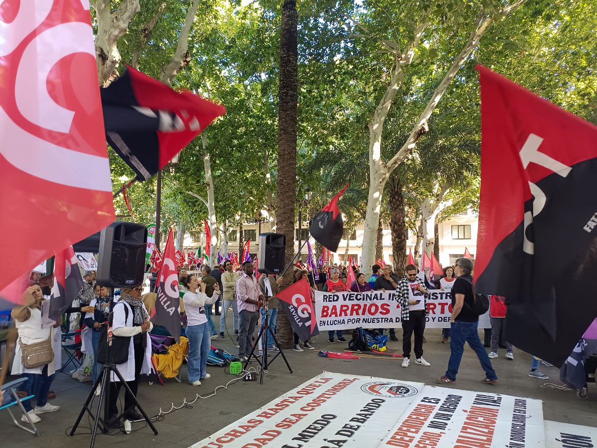 Hoy junto a las trabajadoras de Ayuda a Domicilio que están luchando por algo tan lógico: Este servicio No debe ser privado. El jueves se vienen al Parlamento con nosotras. Vamos a pelear hasta conseguirlo. ✊️