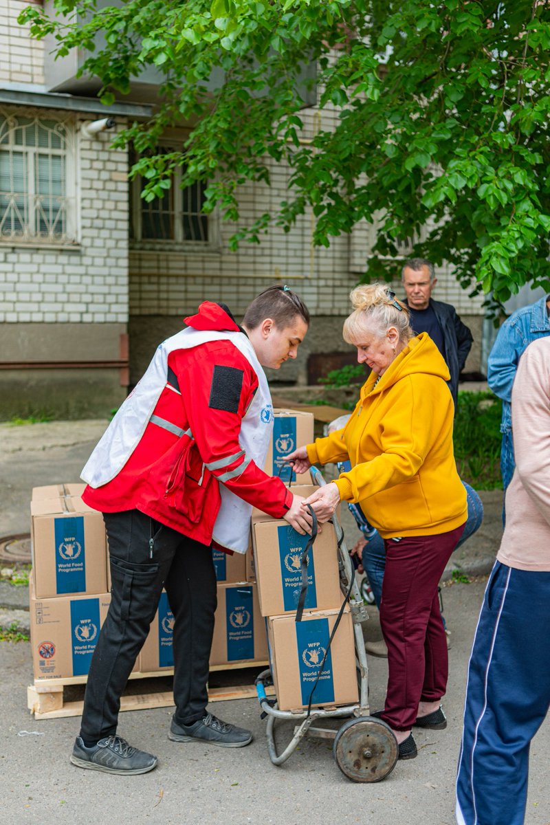 📦In Kherson, despite constant shelling, volunteers from the Kherson regional organisation of the Ukrainian Red Cross Society distributed more than 20,000 food parcels to residents, people aged 60 and over and individuals with disabilities through the #WorldFoodProgramme