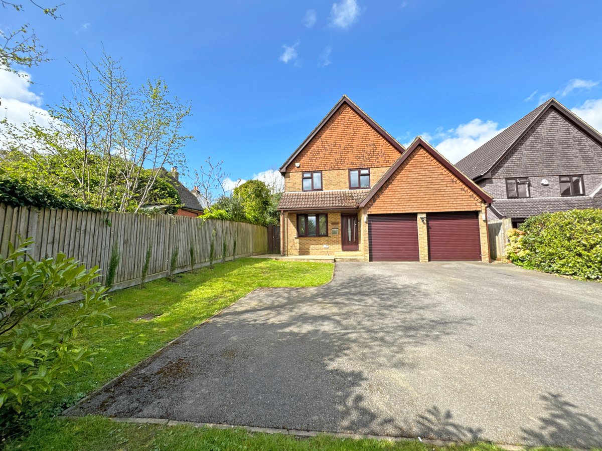 A beautifully presented large, detached family home with extensive, established gardens and considerable parking in a peaceful cul-de-sac within easy reach of #EastGrinstead town centre. Offered #forsale by our East Grinstead Office - link in comments.
#EstateAgent