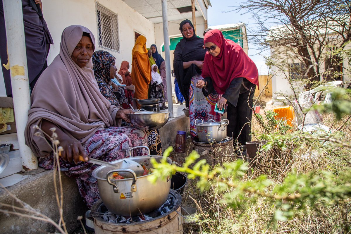 Our partner @WVSomalia undertaking nutrition cooking sessions to empower mothers on healthy nutrition and promote appropriate WASH practices. This is key 💪approach in addressing malnutrition.