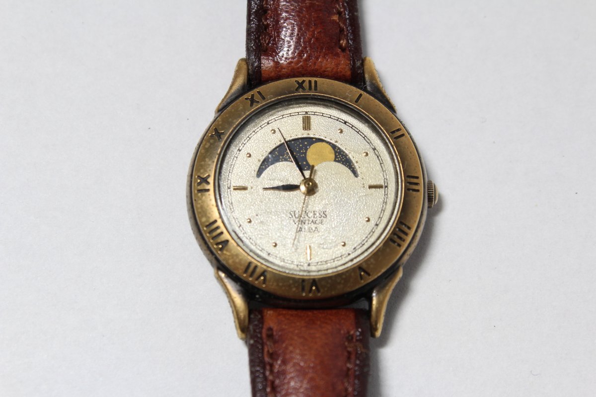 SEIKO SUCCES vintage ALBA v891-0040 Sun Moon JAPAN analog gold watch atsushi2019.etsy.com/listing/170837…　#etsysale #etsysale #etsyshop