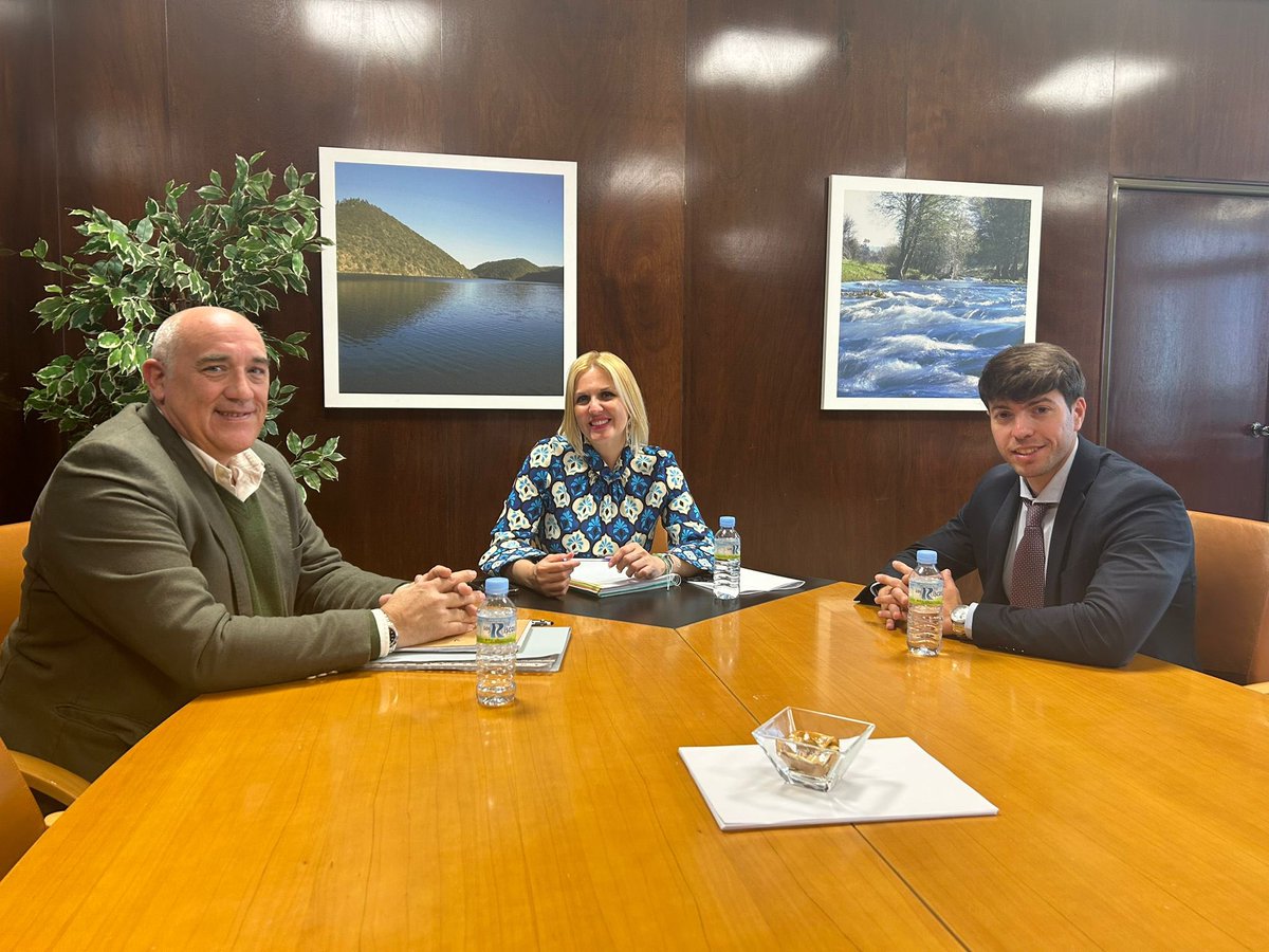 Este martes la consejera de Hacienda y Administración Pública, @ElenaManzano81 se ha reunido con el alcalde de Puebla de Alcocer, Gonzalo Hernán Rayo.