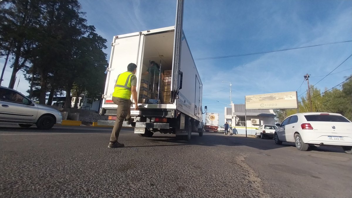 #PostalDeMartes | Desde el Puesto Neuquén nuestro equipo de trabajo cumpliendo sus funciones de inspección de los transportes de productos alimenticios que ingresan a la provincia del Neuquén.

#CuidamosLaSalud #Inocuidad #trazabilidad #alimentos @CippaNqn