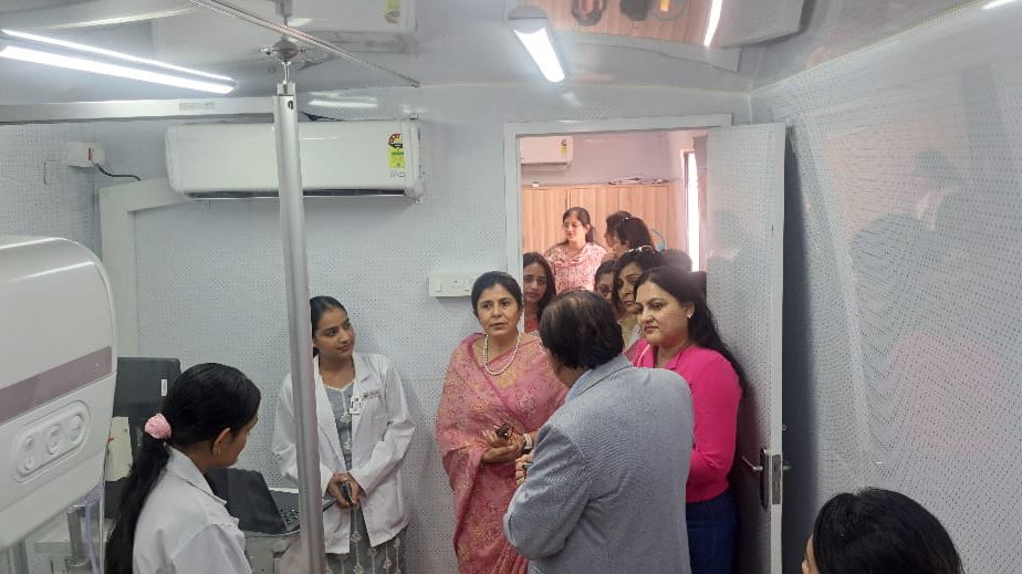 IaSouthern's tweet photo. A multi-speciality medical camp was conducted at Military Hospital #Bhopal for the wives of the #Army personnel in
collaboration with #SAIMS from 29 Apr to 01 May 2024 to screen for #BreastAndCervicalCancer.
The event took off with the inauguration by Mrs Nandita
Singh, Zonal President AWWA.
#SudarshanChakraCorps
#Wellness camp
#CancerDetection
#SouthernComd
#FightAgainstCancer