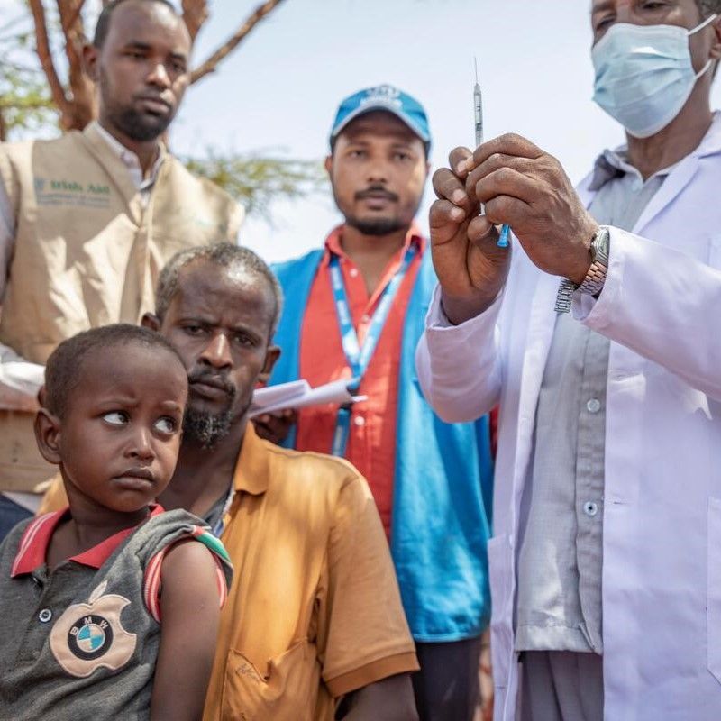 📣 No one is safe until everyone is safe! In Ethiopia, refugees like Mohamed and his sons Abdifaki and Sudeys are getting vaccinated for measles thanks to the local clinic in Mirqaan. Let's support #ImmunisationWeek and stand #WithRefugees.