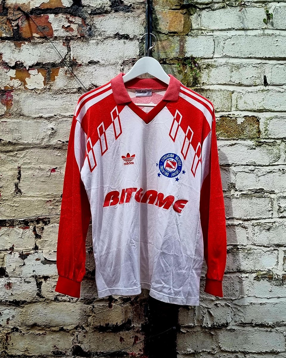 Argentinos Juniors 1992 away. A lovely example of the so-called military medals template also used by the likes of France, the UAE, Iceland, Ghana, Venezuela, Poland, Czechoslovakia, & Bari & Montpellier at club level. Thanks to @ARGshirts for helping me source this 👍