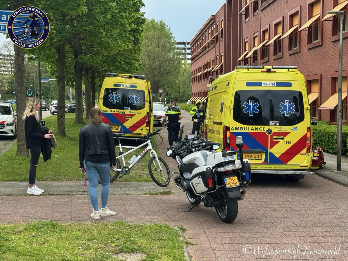 Gestuurd naar de Ierlandlaan voor een éénzijdig ongeval fietser. Twee ambulances en @TraumaheliMMT ter plaatse. Slachtoffer is met onbekend letsel door ambulance naar het ziekenhuis vervoerd. 
#politie #zoetermeer #bikepatrol