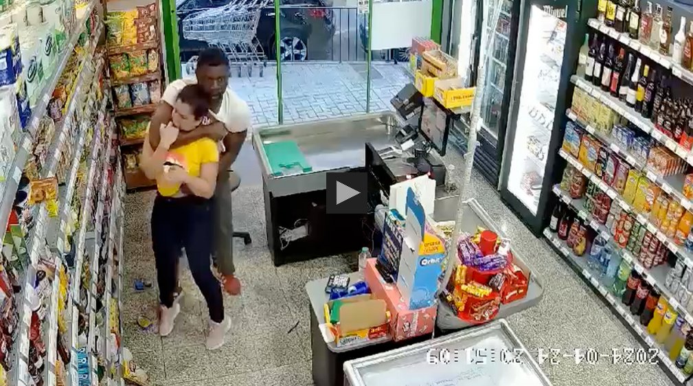 ¡Violento asalto en supermercado! Inmigrante detenido tras estrangular a una cajera. Cámaras de seguridad captan el ataque. La Policía Nacional detiene al subsahariano por otro estrangulamiento. #Mataleón #Violencia #Seguridad @rubnpulido Noticia y vídeo: canal4diario.com/2024/04/30/un-…