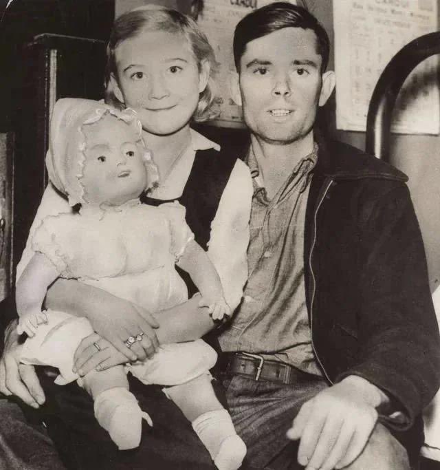 9-year-old Eunice Winstead Johns and her husband, 22-year-old Charlie Johns, Tennessee, United States, 1937.