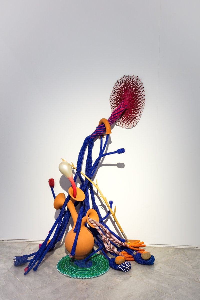 Utilizando métodos tradicionales de tejido de cuerda y trenzado, María Nepomuceno desarrolla, desde los años 2000, un proceso de cosido donde explora las potencialmente infinitas combinaciones de estas formas adaptables. Ejemplo de ello es su obra de la exposición 'Territorios'