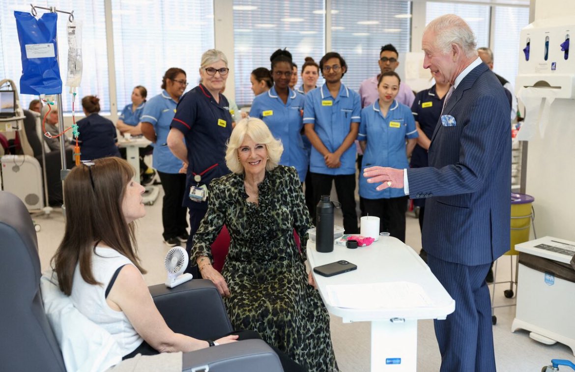 The King is back! 👑

His Majesty, who is now the new patron of Cancer Research UK, visited the @ucl Macmillan Cancer Centre alongside the Queen to raise awareness of the importance of early diagnosis and highlight some of the hospital’s innovative research. ￼