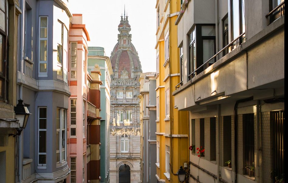 Seguro que conoces las casas de colores de la avenida Puerta de Aires que te acompañan hasta María Pita. Se encuentran en la maravillosa Ciudad Vieja. 

@CorunaTurismo
@Depucoruna

𝘈 𝘊𝘰𝘳𝘶ñ𝘢, 𝘶𝘯 𝘰𝘤𝘦𝘢́𝘯𝘰 𝘥𝘦 𝘦𝘯𝘤𝘶𝘦𝘯𝘵𝘳𝘰𝘴 🌊