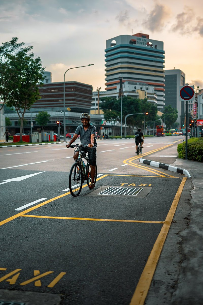 Opposite pedals, same passion, different destinations. 🚴‍♂️🚴‍♀️

#streetsofsingapore #singapore #cyclistlife #citystreets #cityvibes #seemycity