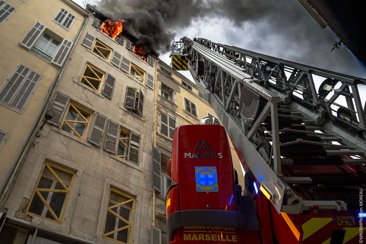 #intervention 🔥 Le dimanche 28 Avril, vers 15h40, les marins-pompiers de Marseille sont intervenus pour éteindre un incendie dans un appartement situé au dernier étage d'un immeuble R+5 rue Bailli de Suffren (1er arr).