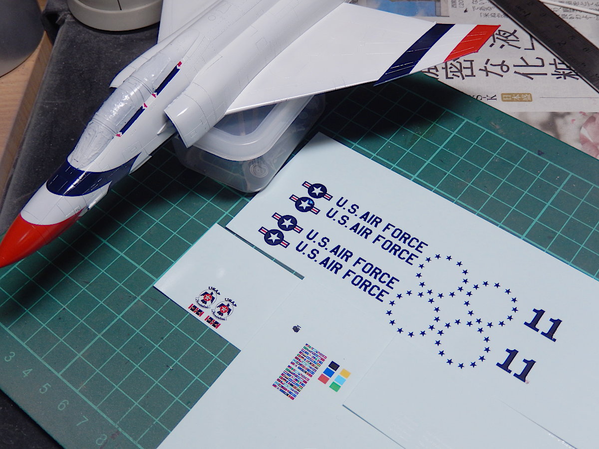 gorimodeler's tweet image. デカールは黄変著しいので、自作。
アルプスプリンタの重ね印刷で、かなり近い色が出せました。
国旗もいい雰囲気なんですが、なんとサイズデカすぎの凡ミス🤣
もっとも、小っちゃくして再印刷すればよい事なのでまずはオーライ🎵
#帰ってきたファントム祭り
#ハセガワ
#F4E
#サンダーバーズ