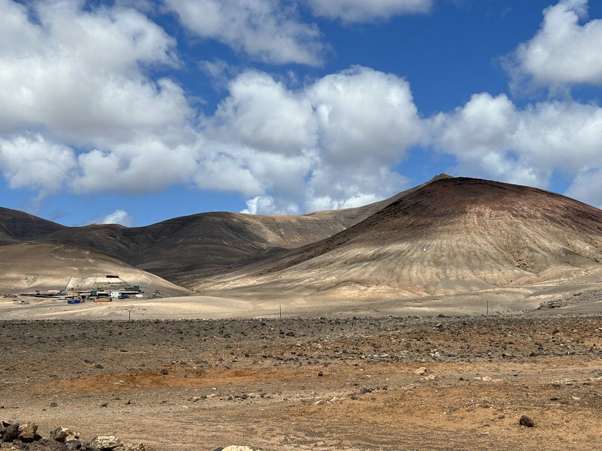 Lunch at Playa Quemada before I head into the hilly volcanic landscape toward Yaiza 🥾📸