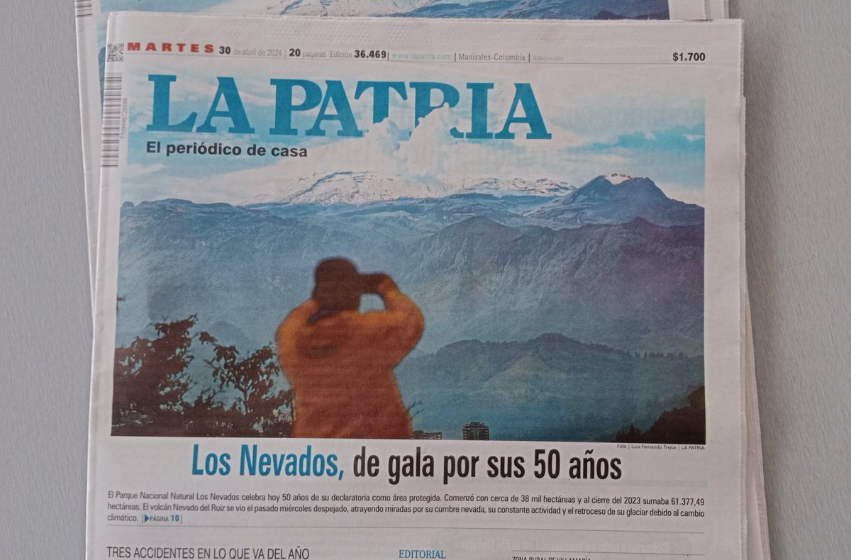 La foto no falta cuando el volcán Nevado del Ruiz está despejado. 😍

Así amaneció este martes y así se ve hoy en la primera página de @lapatriacom 

El PNN Los Nevados cumple 50 años como @ParquesColombia: lapatria.com/eje-cafetero/e…