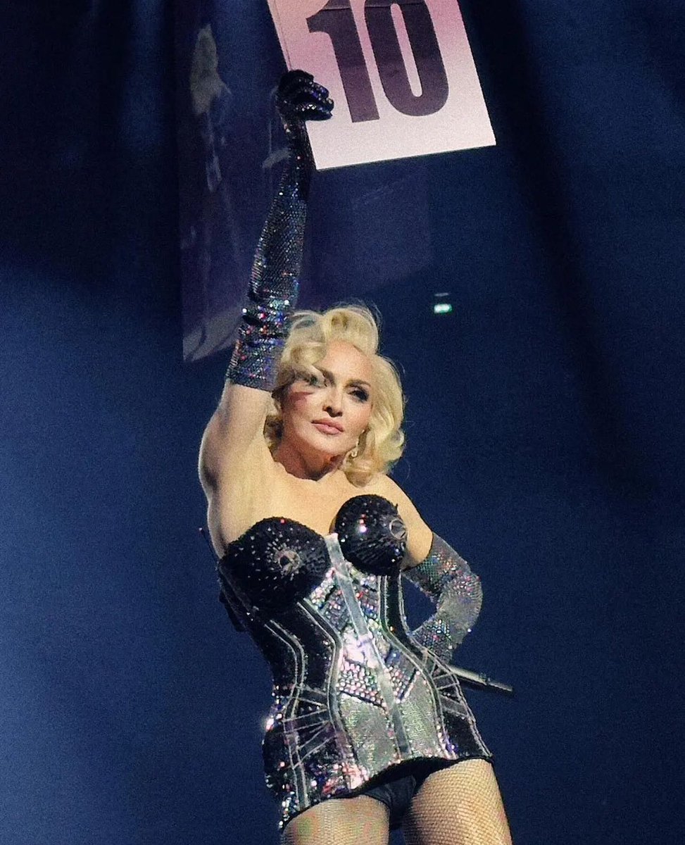 De acordo com o Extra, Pabllo Vittar é o nome mais cotado para subir ao palco do show da Madonna em Copacabana para ser jurada em um concurso de ballroom durante a apresentação da música 'Vogue'.