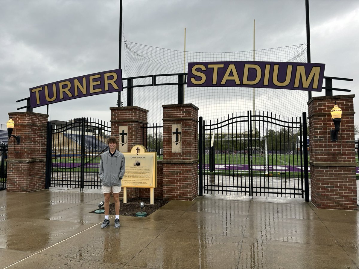 Had an awesome visit with @TrojansFBL! Thank you so much to @Coach_Flannery for having me out and taking the time to show me around! Can’t wait to come back for the camp in June! @MSPWheaton @WAWarriorFB @PrepRedzoneIL @DeepDishFB