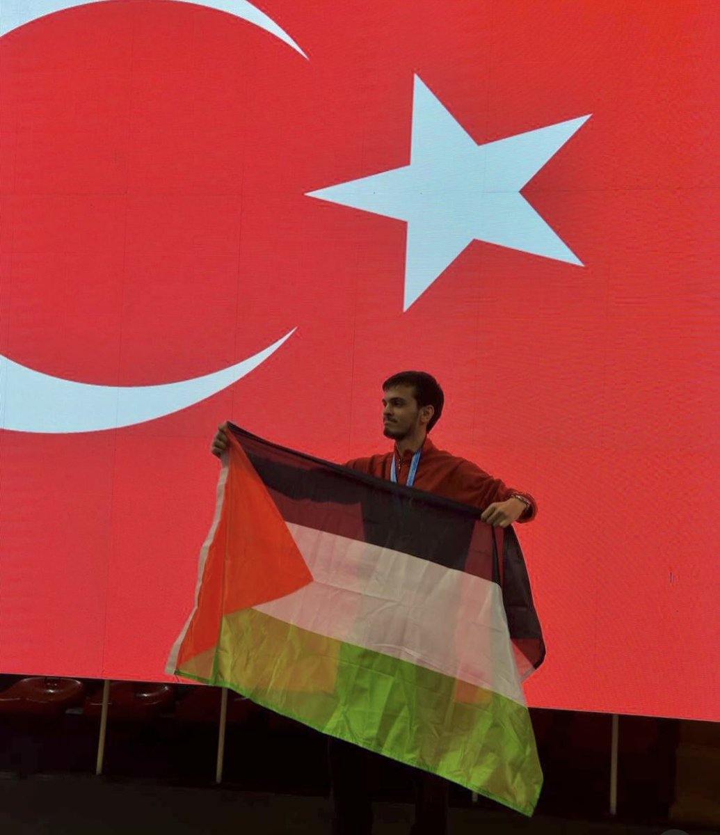 Das ist Necmettin Akyüz. Nachdem er den ersten Platz bei der Kung Fu Meisterschaft in Istanbul erreichte, nutzte er den Moment auf dem Siegerpodium, um mit der Flagge Palästinas in der Hand Solidarität mit den schutzlosen palästinensischen Zivilisten zu zeigen. Nun soll der…