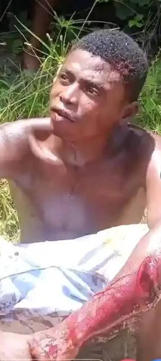 this ch@irman was caught harvesting a 2years old baby in cross river state.video trending online shows the dead baby with internal organs already harvested. According to eyewitnesses, the suspect is a neighbour of the mother of the baby