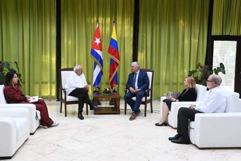 El presidente @DiazCanelB recibió este lunes al ex presidente Ernesto Samper, a quien reiteró el apoyo irrestricto de #Cuba 🇨🇺 a la Paz en #Colombia 🇨🇴. 🔗cubaminrex.cu/es/recibe-diaz…