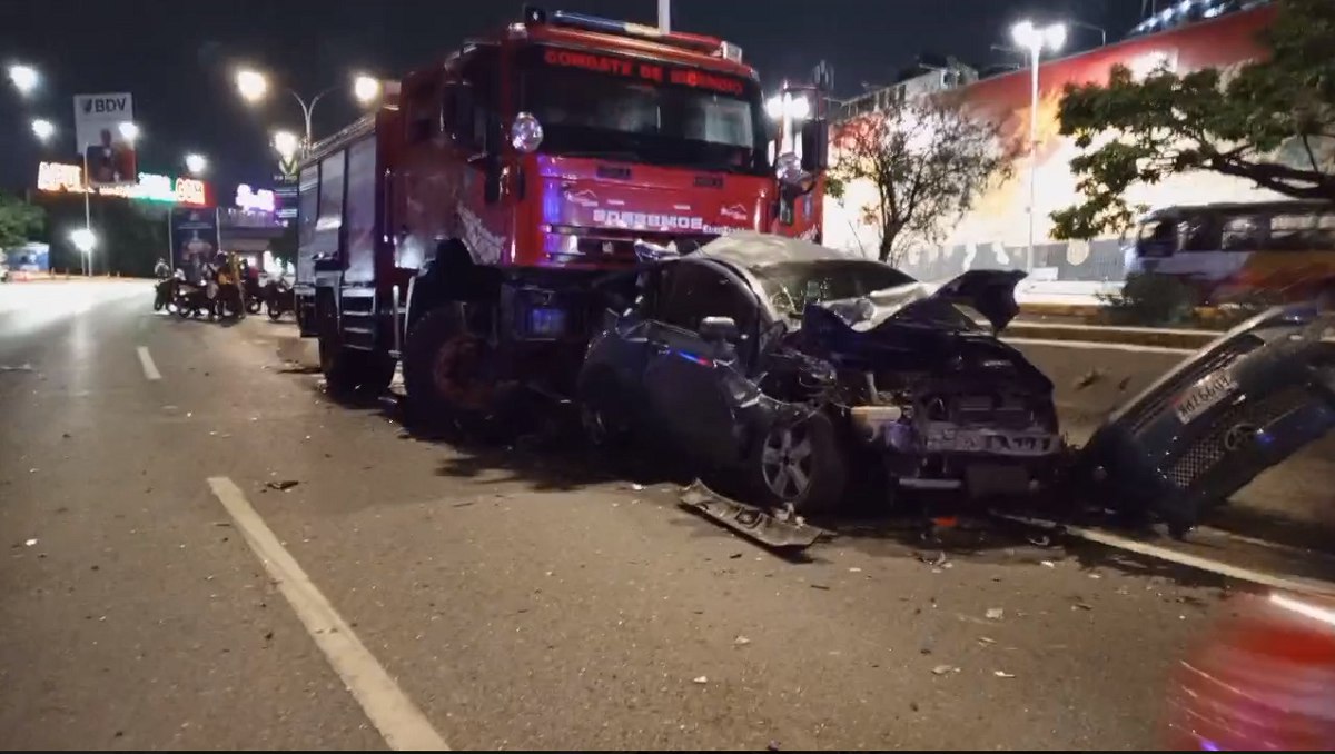 Un camión de bomberos protagonizó un fuerte choque contra varios vehículos que se encontraban transitando en la autopista Gran Cacique Guaicaipuro, conocida popularmente como Francisco Fajardo, Caracas. #PRELEMI #oriele #SomosPuebloUnido