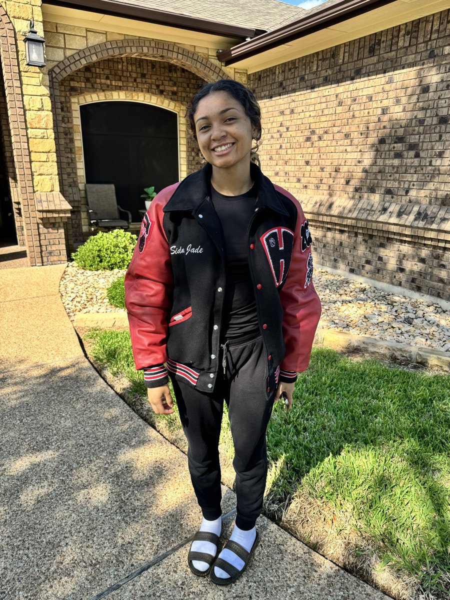 SidneeJade's tweet image. The letterman came in today. #imaworkinprogress #classof2027 #freshmanyear #basketball