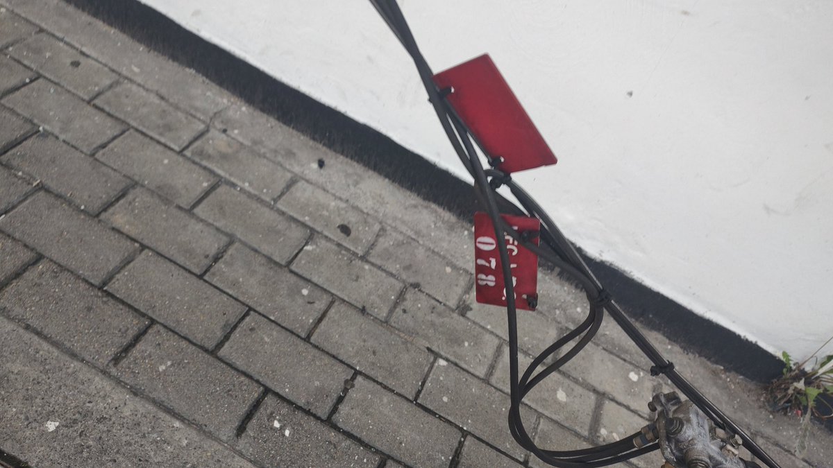 cdgonzalezo's tweet photo. @THogares buenos días, en la cr 71A x américa en Bogotá, sentido occ oriente hubo un accidente de tránsito y dejaron cables caídos de su empresa, por favor atender, y una señal de tránsito doblada obstaculizando la parte peatonal @BogotaTransito https://t.co/MmYUiEsYZ5