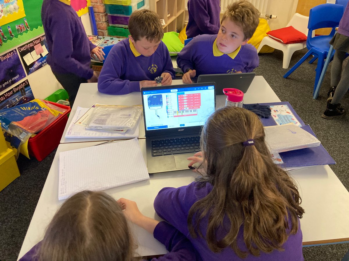 The Digital Leaders @Pencae2 were incredible today! They worked collaboratively to teach other children across the school how to code using @microbit_edu. We loved being part of it and thoroughly enjoyed helping the children deliver today’s sessions!