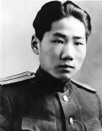 Kore Savaşı sırasında kasım ayındaki bir Amerikan hava taarruzunda hayatını kaybedenler arasında Çin Devrim lideri Mao Zedong'un 28 yaşındaki oğlu Mao Anying'de vardı.
Mao Anying, İkinci Dünya Savaşı yıllarında Kızıl Ordu'ya katılmış Nazilere karşı savaşmıştır.