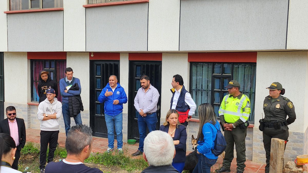 DefensoriaCol's tweet photo. Nuestra Regional #Boyacá acompaña a habitantes del municipio de #Tibasosa, quienes bloquean vía que comunica de #Duitama a #Sogamoso. Manifestantes llaman la atención por la problemática social que ha generado una obra inconclusa en el sector denominado El Progreso. https://t.co/xZQY4zpgFy