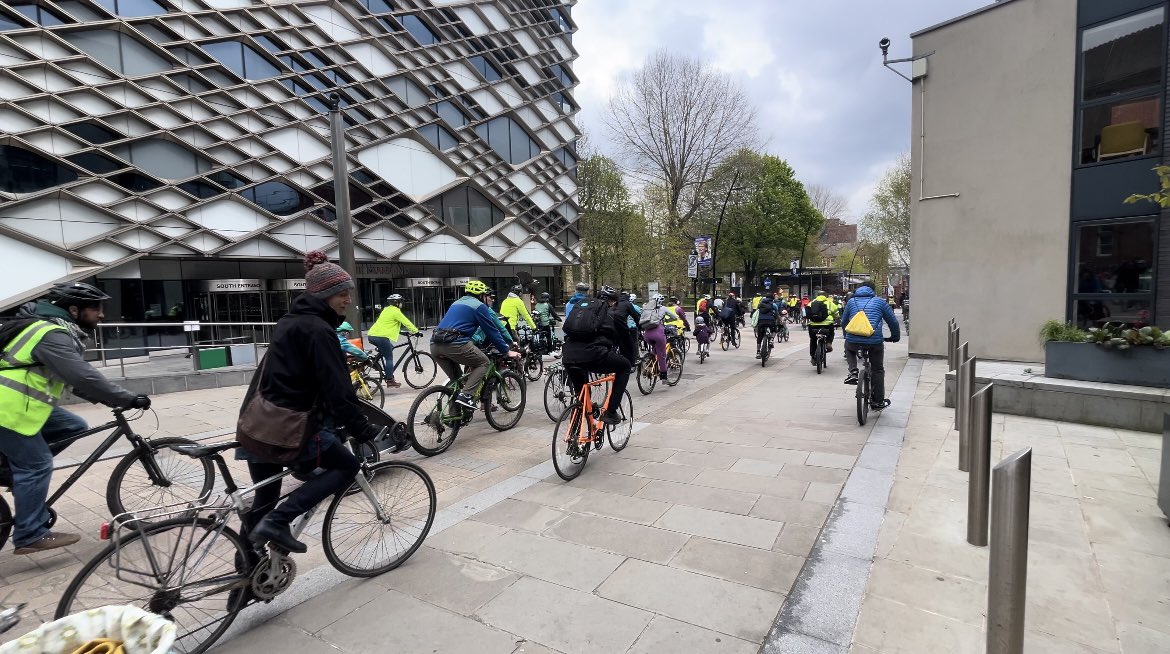 🚨Large city bike ride campaigns for safer cycle routes in Sheffield @CycleSheffield called for ‘safe routes to town, safe routes to schools, safe streets for all’ this Saturday🚴‍♀️ Read more @sheflive ⬇️ shef-live.co.uk/index.php/2024…
