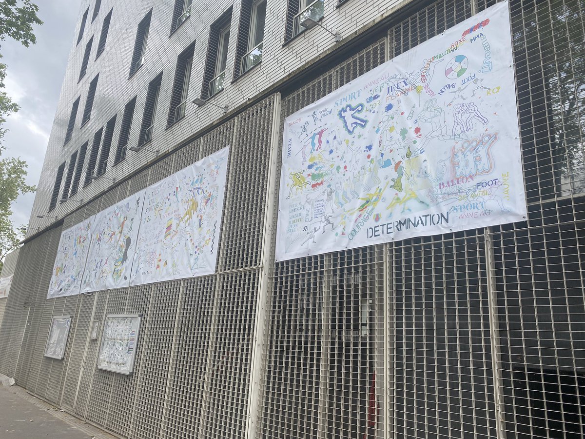 Résultat du travail des élèves de section professionnelle autour de la devise, des couleurs et du mouvement, les bâches s’affichent sur la façade et l’engagement olympique du @Lycee_Auffray se voit désormais de loin #Generation2024 #TeamAuffray2024 @villeclichy @acversailles