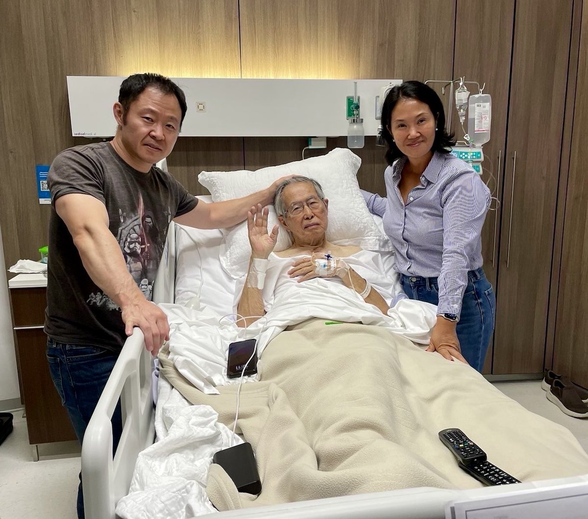 De acuerdo a lo establecido por los médicos, ayer se realizó la intervención quirúrgica programada a nuestro padre.

Esta tuvo que ser postergada algunas horas después de superar una crisis de fibrilación auricular.

Resuelto este imprevisto y habiendo sido estabilizado, fue