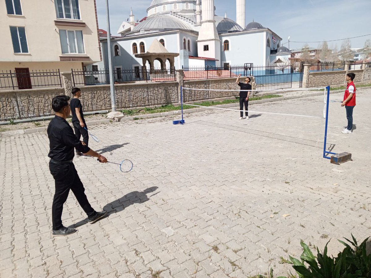 GSB_CaldiranGM's tweet photo. Sağlıklı Yaşam ve Spor Atölyesi kapsamında badminton, minigolf gibi sportif faaliyetlerimiz devam etmektedir. 🏸⛳🏌🏻‍♀️🎾🏀🏓 https://t.co/qLFopHadp8