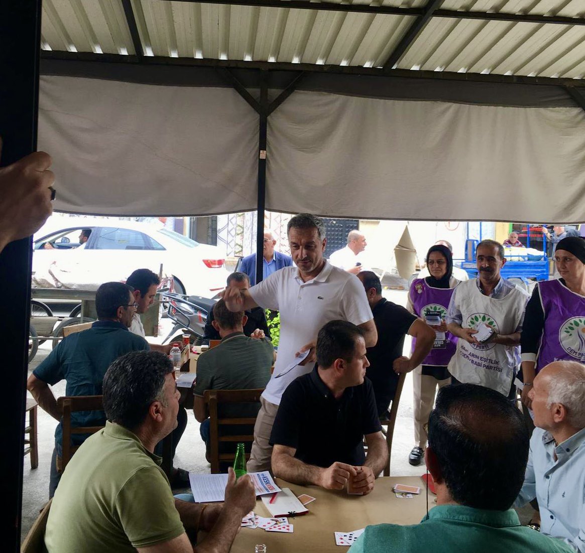 Adana’da Şakirpaşa Mahallesi Salı Pazarı esnaflarını ziyaret ederek, emek sömürüsüne karşı, işçinin, emekçinin hak mücadelesine omuz vermek ve hep birlikte onurlu bir yaşamı inşa etmenin umudunu büyütmek için halkımızı 1 Mayıs alanına çağırdık. Yarın saat 15.00'te Kasım Gülek