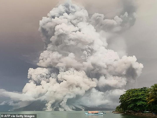 Good morning. Tsunami alert as Indonesia 'Ring of Fire' volcano spectacularly erupts🌊Working towards a mix of sun and cloud for the South Cariboo. Maybe a shower/boomer later. Highs of 10. Winds at 15k. It's not Monday! Have an awesome day 😎
~S~
Ph: Daily Mail