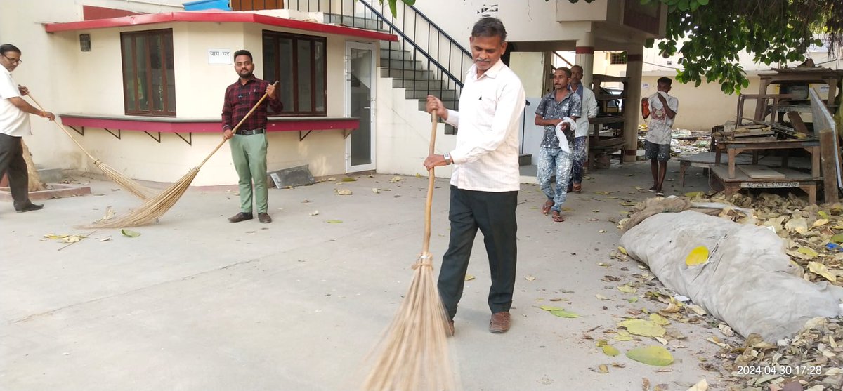 The officers and staff members of #NCZCC took part in the special cleaning drive, organized as a part of the Swachhata  Pakhwada.
#SwachhataHiSeva #SwachchBharat